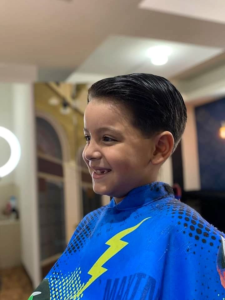 Niño con corte peinado hacia atrás