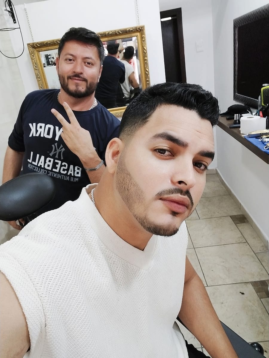 Cliente con fade y barba delineada