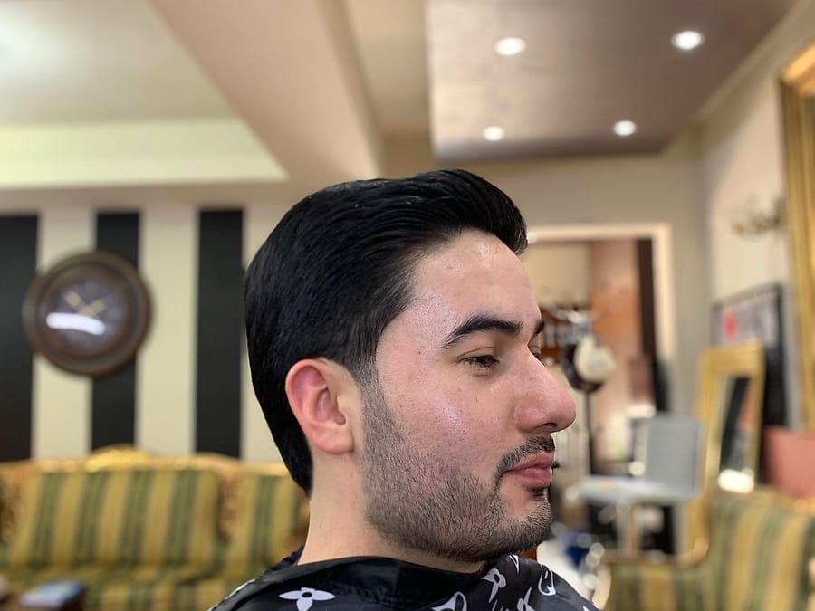 Cliente con corte clásico peinado en la silla de Mares Barbería