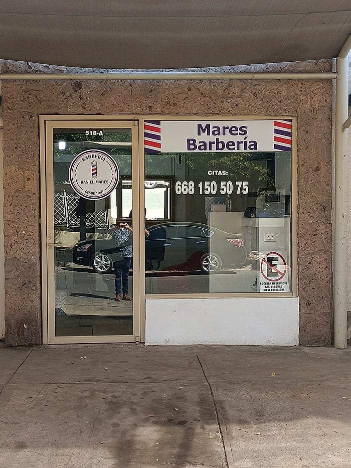 Entrada de Mares Barbería en Av. Venustiano Carranza 518-A